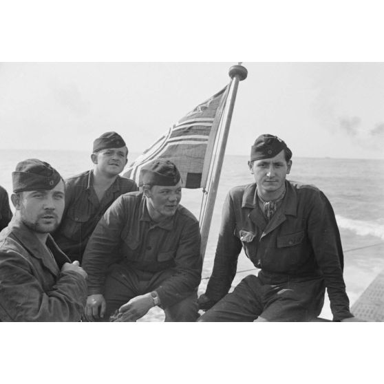 Des sous-mariniers du U-boot U-203 peu avant le retour de croisière au port de Brest.