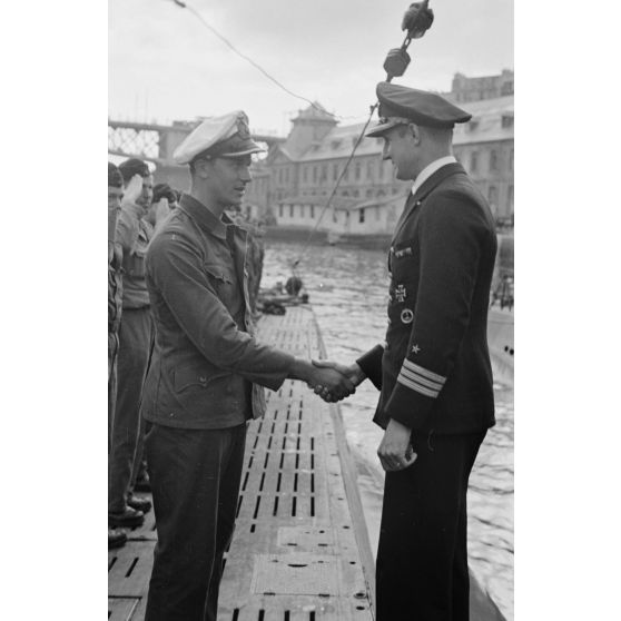 Le capitaine de corvette Hans Cohausz, représentant de la 1.Unterseebootsflottille, accueille à Brest l'équipage du sous-marin U-203 et son commandant, le Kapitänleutnant Rolf Mützelburg.