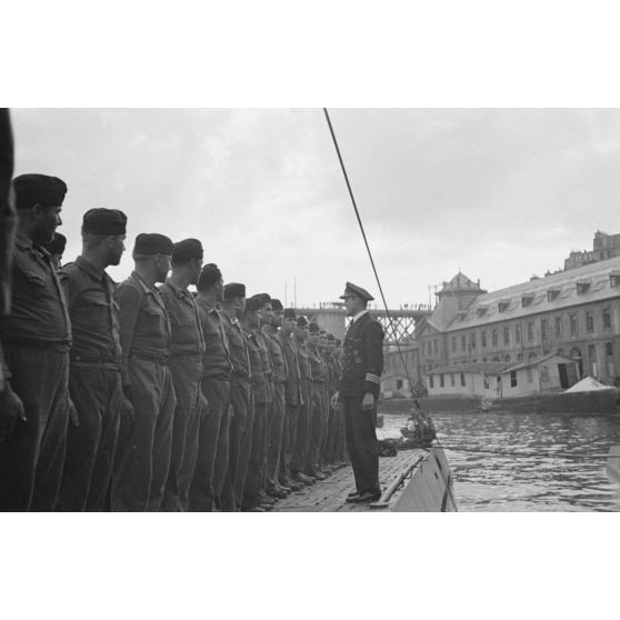 Le capitaine de corvette Hans Cohausz, représentant de la 1.Unterseebootsflottille, accueille à Brest l'équipage du sous-marin U-203 et son commandant, le Kapitänleutnant Rolf Mützelburg.