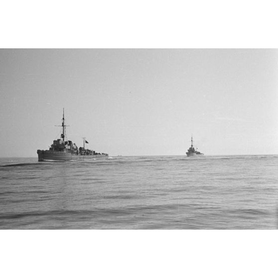 Des dragueurs de mines de la Kriegsmarine protègent le sous-marin U-552 lors de son retour vers le port de Saint-Nazaire.