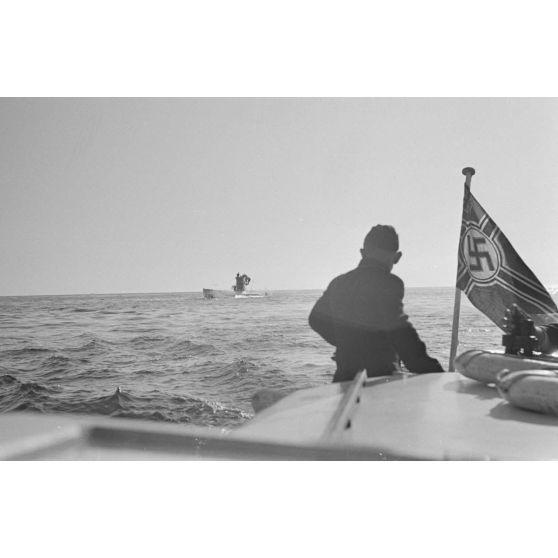 Retour au port de Saint-Nazaire du sous-marin U-552, commandé par Erich Topp, après sa 7e mission en mer entre les 4 septembre et 5 octobre 1941.