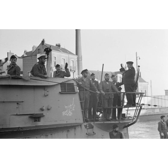 Arrivé dans le port de Saint-Nazaire, le sous-marin U-552, commandé par Erich Topp, s'apprête à recevoir l'accueil traditionnel réservé aux équipages de U-boot.