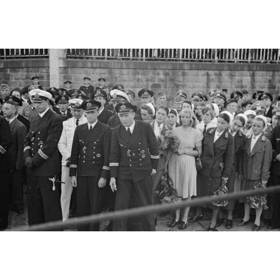 A Saint-Nazaire, lors du retour du sous-marin U-552 commandé par Erich Topp, des soldats et des infirmières sont venus accueillir les sous-mariniers.