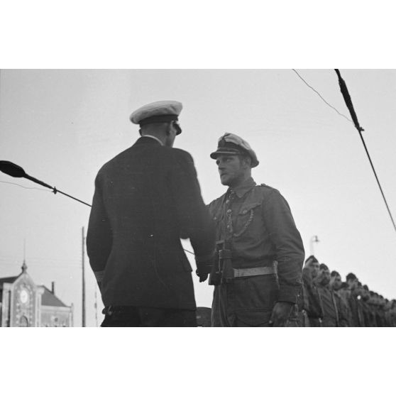 Le capitaine de corvette (Korvettenkapitän) Herbert Sohler, représentant de la 7.Unterseebootflottille, monte à bord du sous-marin U-552 à la rencontre d'Erich Topp et de son équipage.