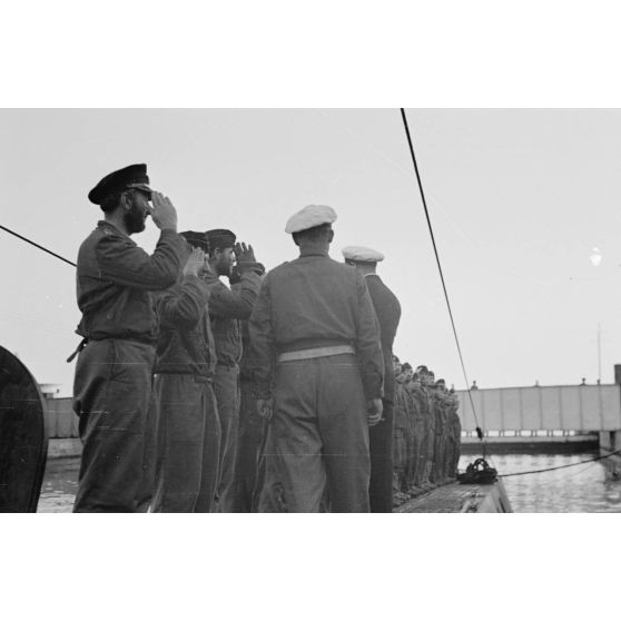 Le capitaine de corvette (Korvettenkapitän) Herbert Sohler, représentant de la 7.Unterseebootflottille, passe en revue l'équipage du sous-marin U-552 en compagnie d'Erich Topp.