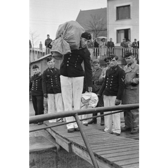 A Saint-Nazaire, le courrier est monté à bord du sous-marin U-73 du Kapitänleutnant Helmut Rosenbaum de retour de la huitième croisière.