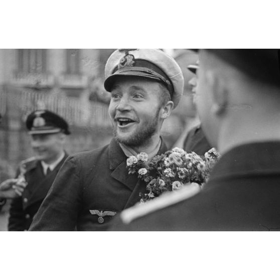 Le commandant U-73, le Kapitänleutnant Helmut Rosenbaum de retour de sa huitième croisière au port de Saint-Nazaire.