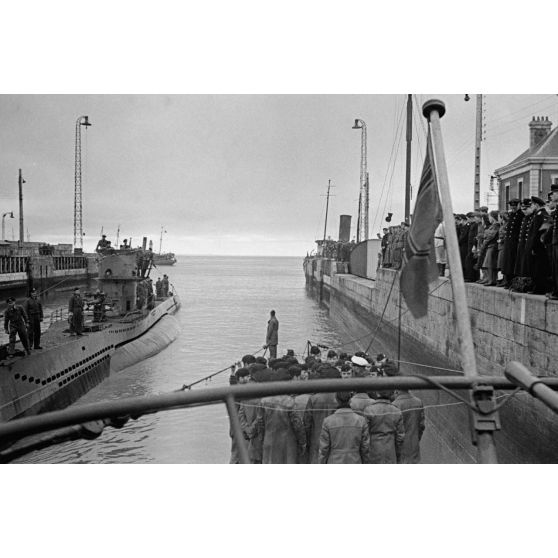 A Saint-Nazaire, le retour de mission du Kapitänleutnant Hans-Peter Hinsch commandant du sous-marin U-569, sur la droite l'équipage du U-74.