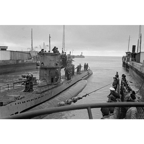 Retour de mission à Saint-Nazaire du Kapitänleutnant Hans-Peter Hinsch commandant du sous-marin U-569.