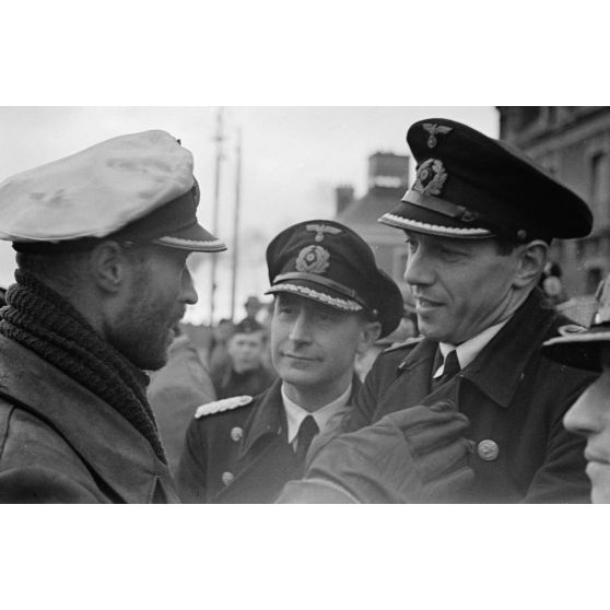 Le commandant du sous-marin U-74 Eitel-Friedrich Kentrat, le capitaine de corvette (Korvettenkapitän) Heinrich von Freeden chef d'état-major du 7.Unterseebootsflottille et le capitaine de corvette (Korvettenkapitän) Herbert Sohler, représentant de la 7.Unterseebootsflottille.