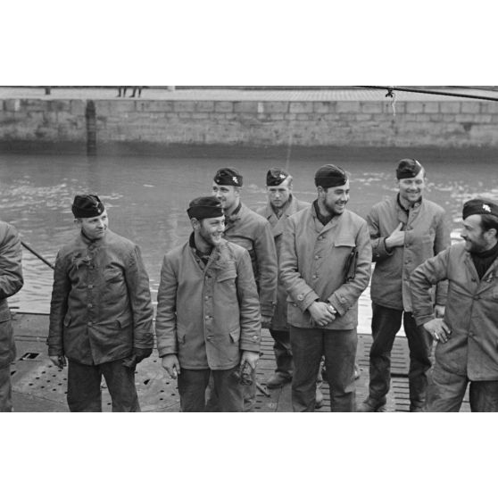 De retour au port de Saint-Nazaire, l'équipage du sous-marin U-74 se tient sur le pont navire.