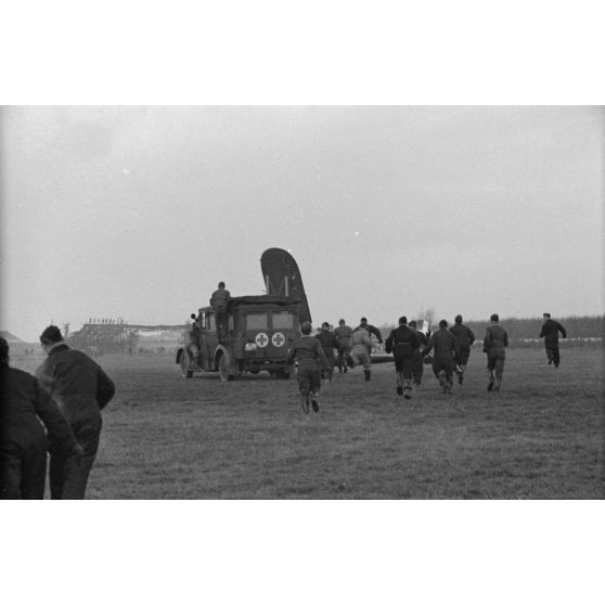 Un biplan italien Fiat CR 42 Falco vient de se crasher, son pilote est indemne.