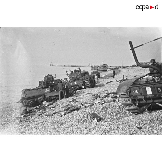 La plage de Dieppe après le raid canadien (Opération Jubilee) du 19 août 1942.