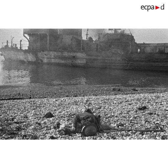 Cadavre et épave sur la plage de Dieppe après le raid canadien (Opération Jubilee) du 19 août 1942.