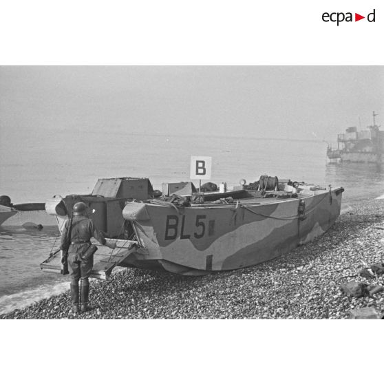 Chaland de débarquement canadien sur la plage de Dieppe après l'opération Jubilee du 19 août 1942.