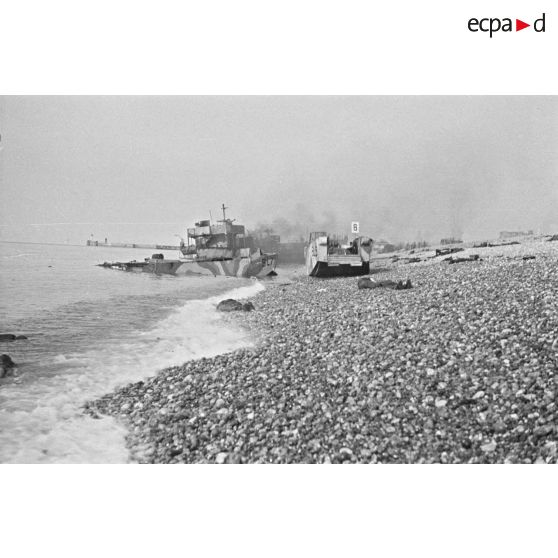 Cadavres et navires échoués sur la plage de Dieppe après le raid canadien (Opération Jubilee) du 19 août 1942.