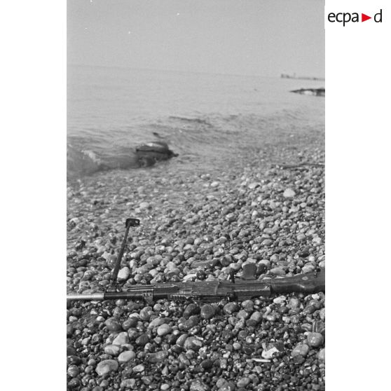 Un fusil-mitrailleur Bren sur la plage de Dieppe après le raid canadien (Opération Jubilee) du 19 août 1942.