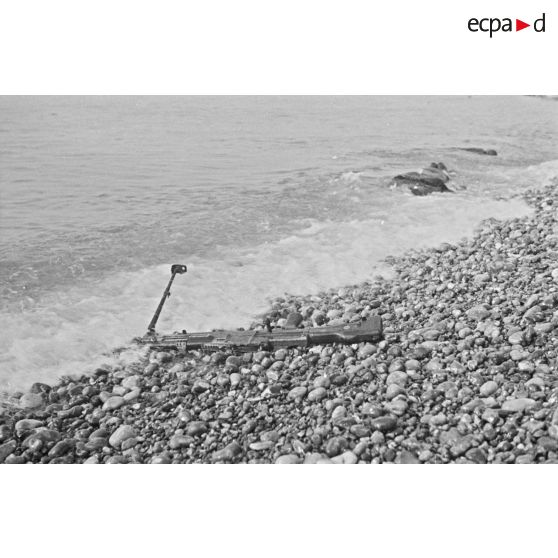 Un fusil-mitrailleur Bren et deux cadavres sur la plage de Dieppe après le raid canadien (Opération Jubilee) du 19 août 1942.