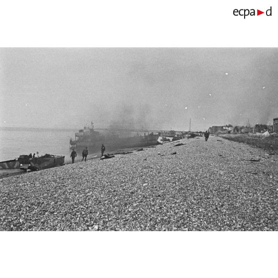 La plage de Dieppe après le raid canadien (Opération Jubilee) du 19 août 1942.