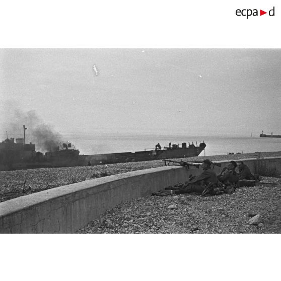 Mitrailleurs allemands tenant un poste de défense sur la plage de Dieppe après le raid canadien (Opération Jubilee) du 19 août 1942.