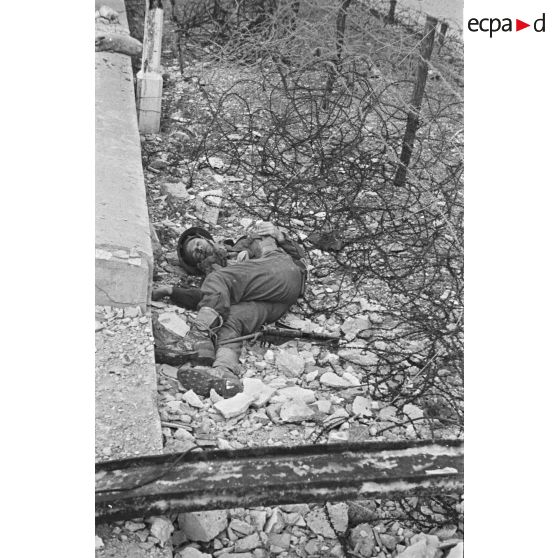 Cadavre canadien sur la plage de Dieppe après le raid canadien (Opération Jubilee) du 19 août 1942.