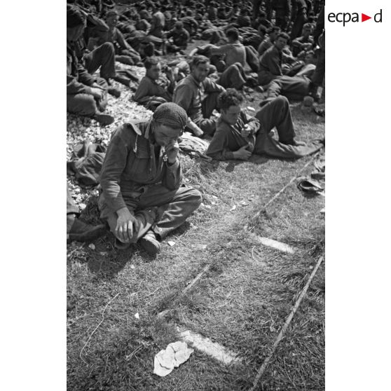 Prisonniers canadiens et anglais, peu après le débarquement et le raid de Dieppe (opération Jubilee).