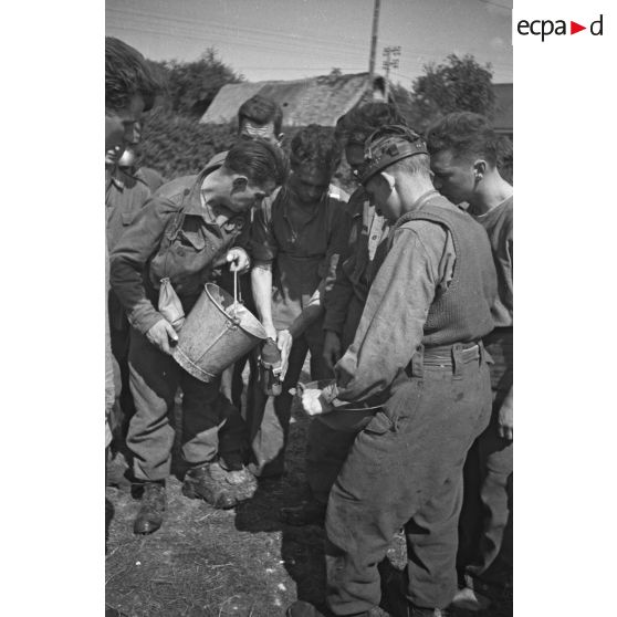 Prisonniers canadiens et anglais, peu après le débarquement et le raid de Dieppe (opération Jubilee).