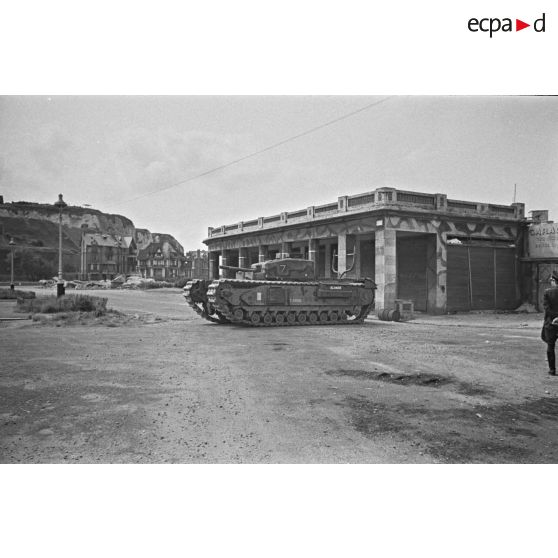 A Dieppe, le char canadien Churchill T68880 "Blondie" récupéré sur la plage, peu après la tentative de débarquement anglo-canadienne (raid sur Dieppe ou opération Jubilee).