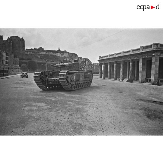 A Dieppe, le char canadien Churchill T68880 "Blondie" récupéré sur la plage, peu après la tentative de débarquement anglo-canadienne (raid sur Dieppe ou opération Jubilee).