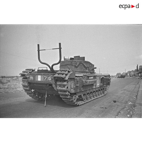 A Dieppe, le char canadien Churchill T68880 "Blondie" récupéré sur la plage, peu après la tentative de débarquement anglo-canadienne (raid sur Dieppe ou opération Jubilee).