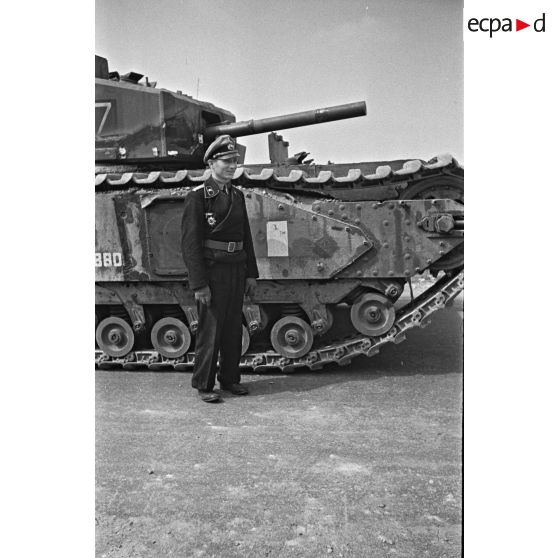 A Dieppe, le char canadien Churchill T68880 "Blondie" récupéré sur la plage, peu après la tentative de débarquement anglo-canadienne (raid sur Dieppe ou opération Jubilee).