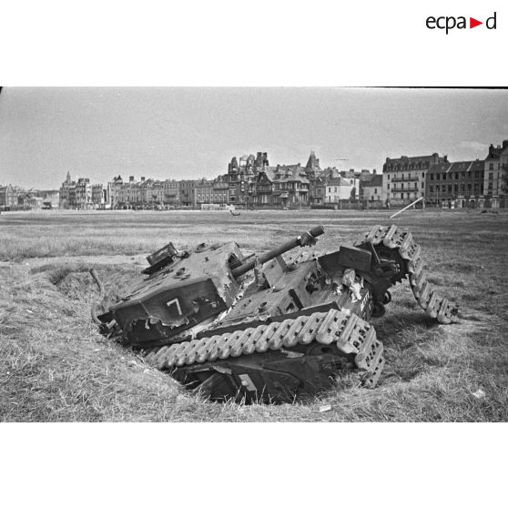 A Dieppe, le char canadien Churchill baptisé Betty, peu après la tentative de débarquement anglo-canadienne (raid sur Dieppe ou opération Jubilee).