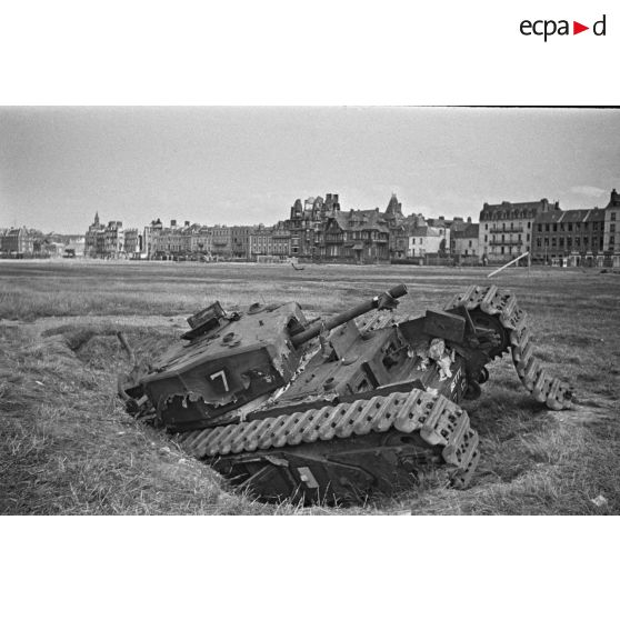 A Dieppe, le char canadien Churchill baptisé Betty, peu après la tentative de débarquement anglo-canadienne (raid sur Dieppe ou opération Jubilee).