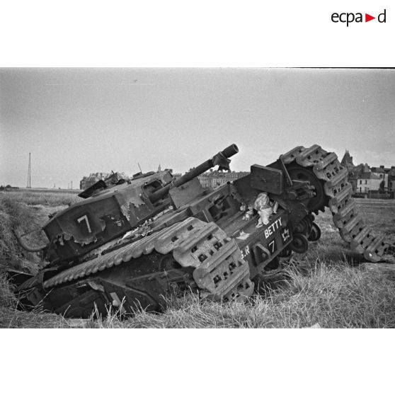 A Dieppe, le char canadien Churchill baptisé Betty, peu après la tentative de débarquement anglo-canadienne (raid sur Dieppe ou opération Jubilee).