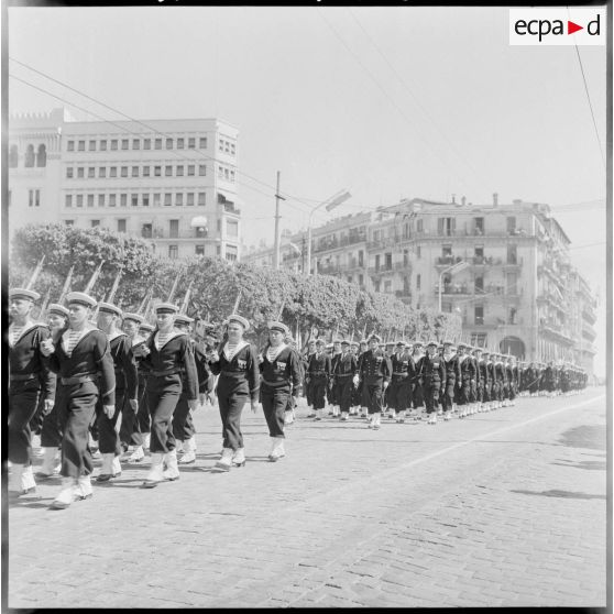 Le défilé des détachements de la marine.