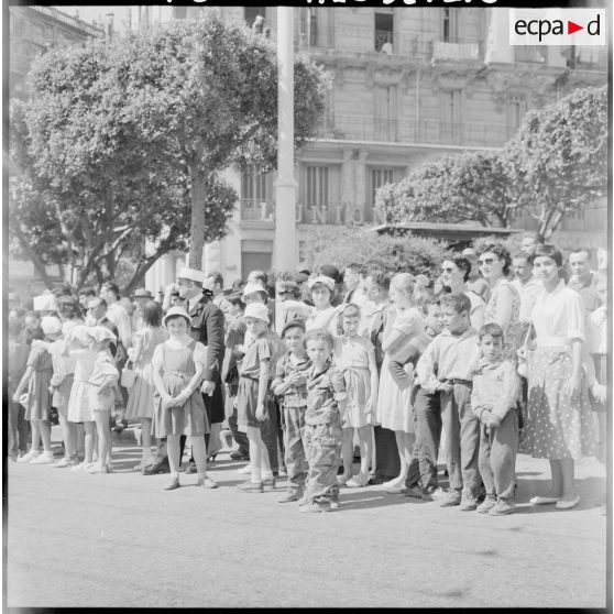 Deux jeunes parachutistes parmi la foule.