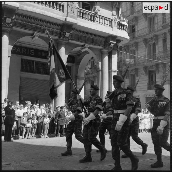 Le défilé du 3e régiment de parachutistes coloniaux (RPC), commandé par le colonel Trinquier.