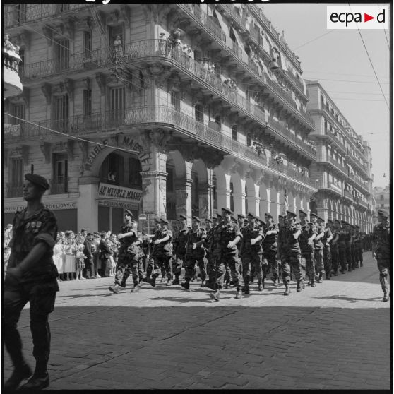 Le défilé du 3e régiment de parachutistes coloniaux (RPC), commandé par le colonel Trinquier.