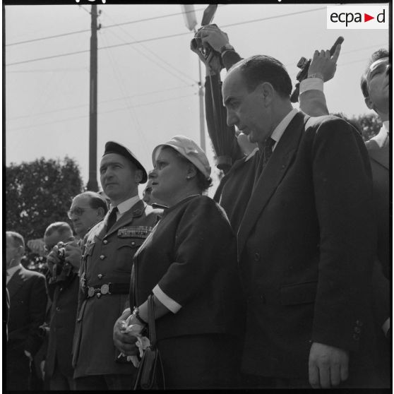 Madame Lacoste assiste très émue à la remise de la croix de la valeur militaire à Robert Lacoste.