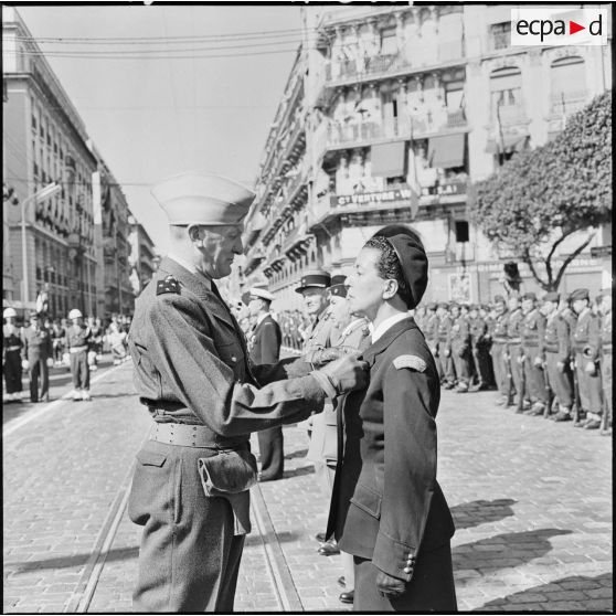 Le général Jaques Allard remet la croix de la valeur militaire à Eliane Guiz du journal "Le Bled".