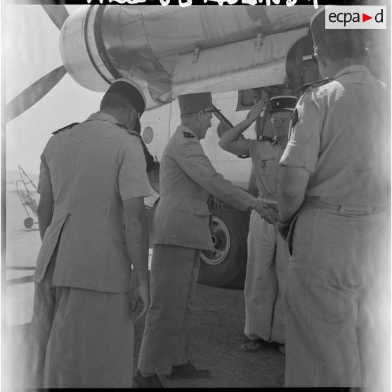 Les officiers de la 1ère compagnie saharienne portée de la légion (CSPL) accompagnent le général à l'avion qui le ramène à Alger.