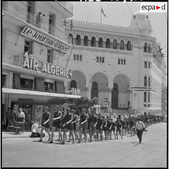 Alger. Défilé des jeunes bâtisseurs de Cherchell.