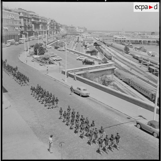 Alger. Défilé des jeunes bâtisseurs de Cherchell.