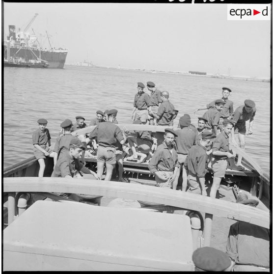 Les jeunes bâtisseurs de Cherchell dans le port d'Alger.