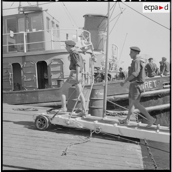 Les jeunes bâtisseurs de Cherchell dans le port d'Alger.