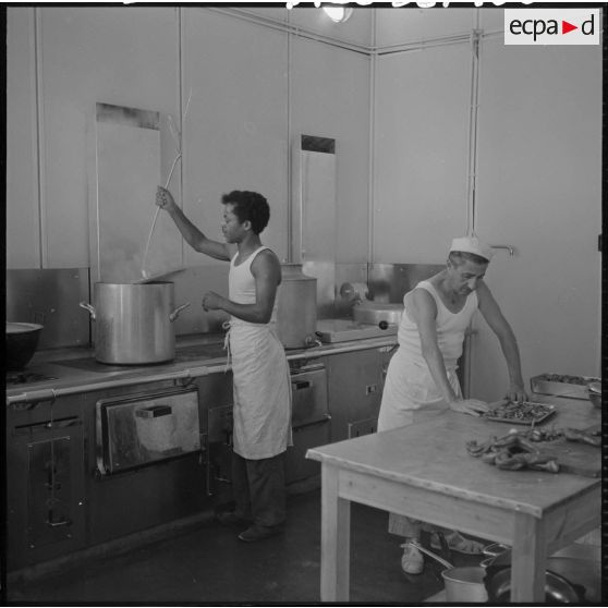 Cuisiniers dans une cité ouvrière de jeunesse.