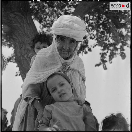 Aumale. Portrait d'une dame âgée et d'un enfant.