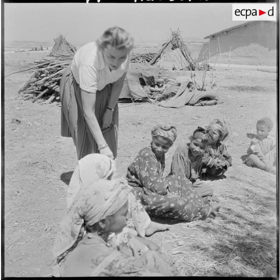 Région d'Aumale. Une femme avec des enfants (institutrice ?).