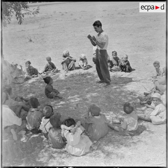 Région d'Aumale. L'école en plein air.