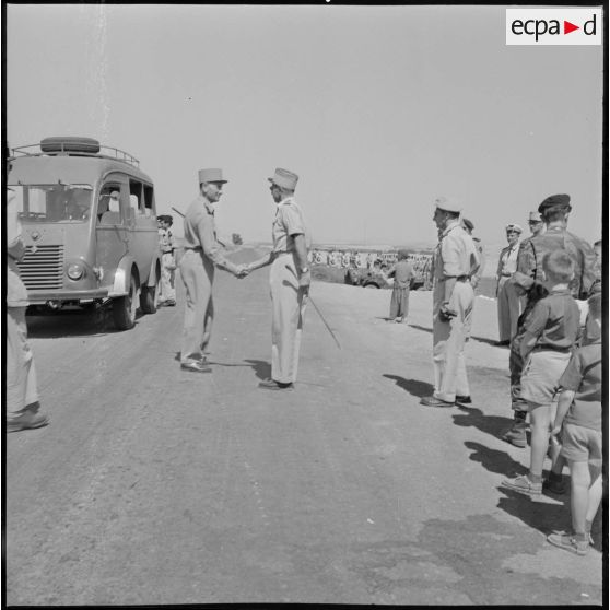 Région d'Aumale. Arrivée du général Roy.